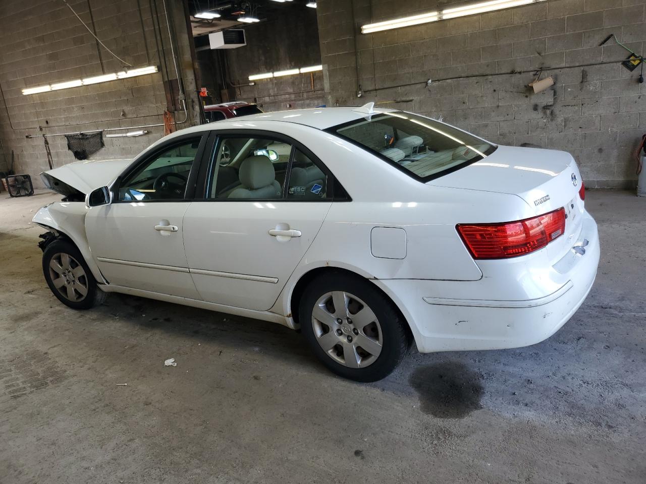 2010 Hyundai Sonata - Image 2
