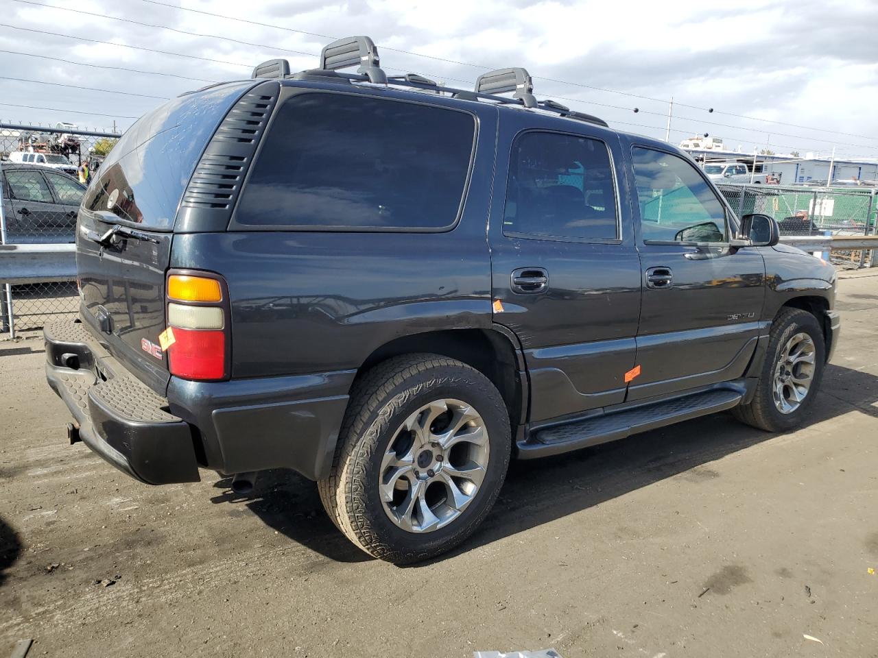 2004 GMC Yukon - Image 3