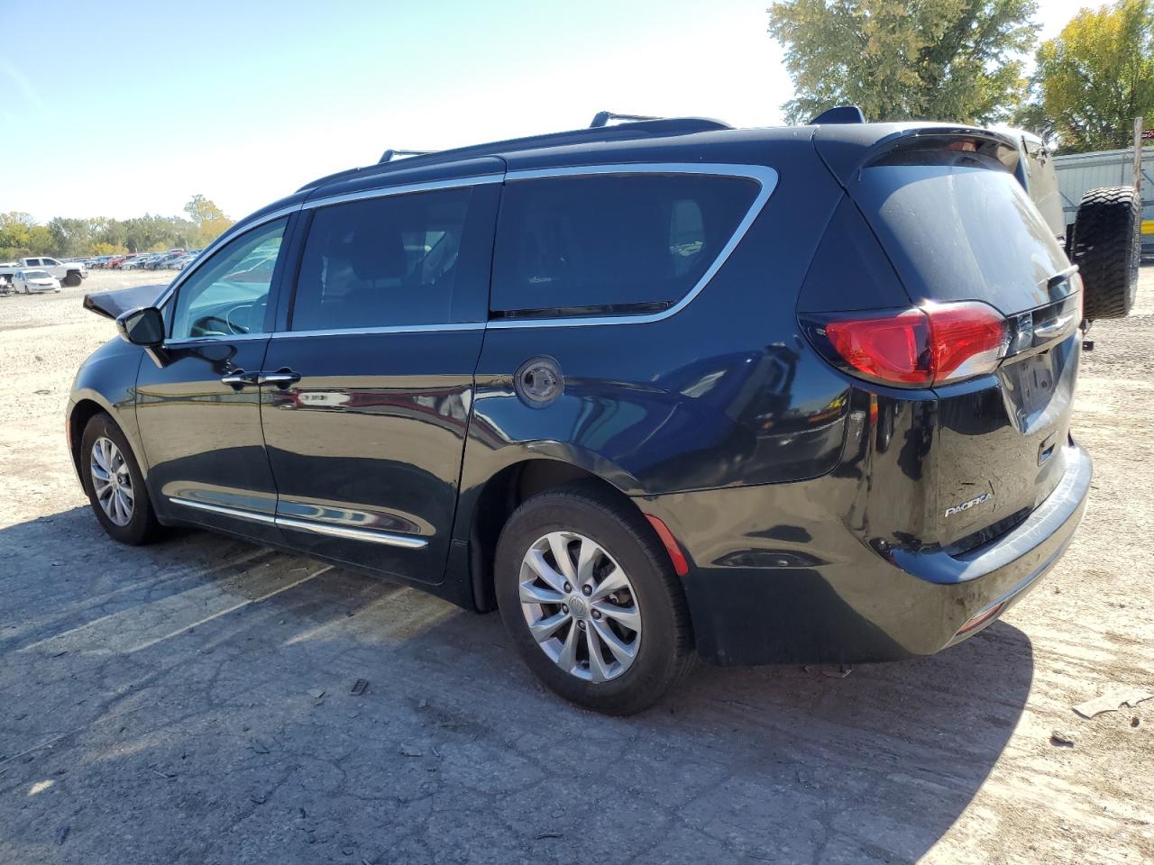2017 Chrysler Pacifica - Image 2