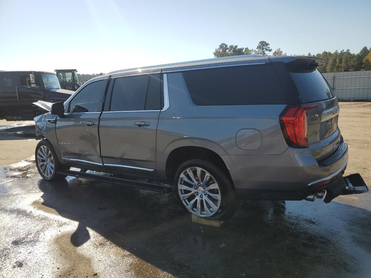 2022 GMC Yukon - Image 2