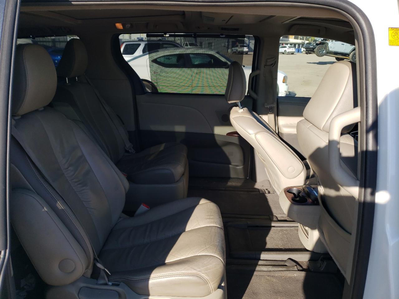 2011 Toyota Sienna - Image 11