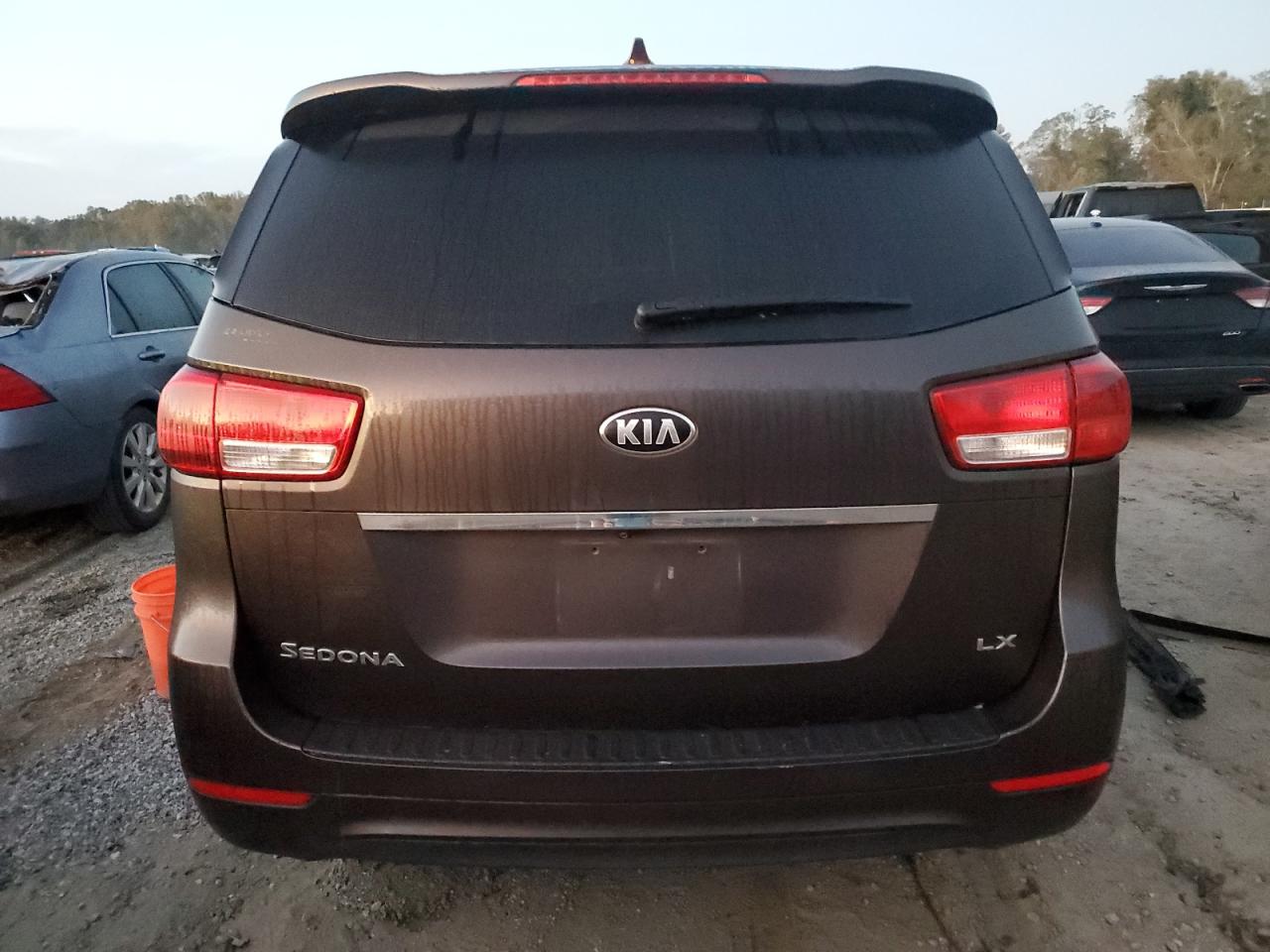 KNDMB5C11H6222195 2017 Kia Sedona Lx