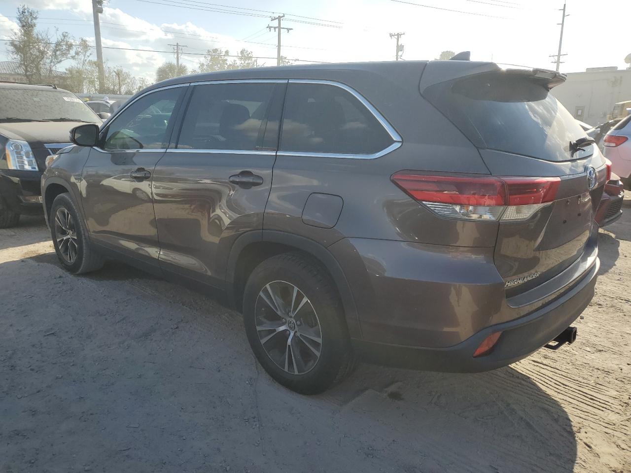 2019 Toyota Highlander Le VIN: 5TDZZRFH5KS368544 Lot: 75225324