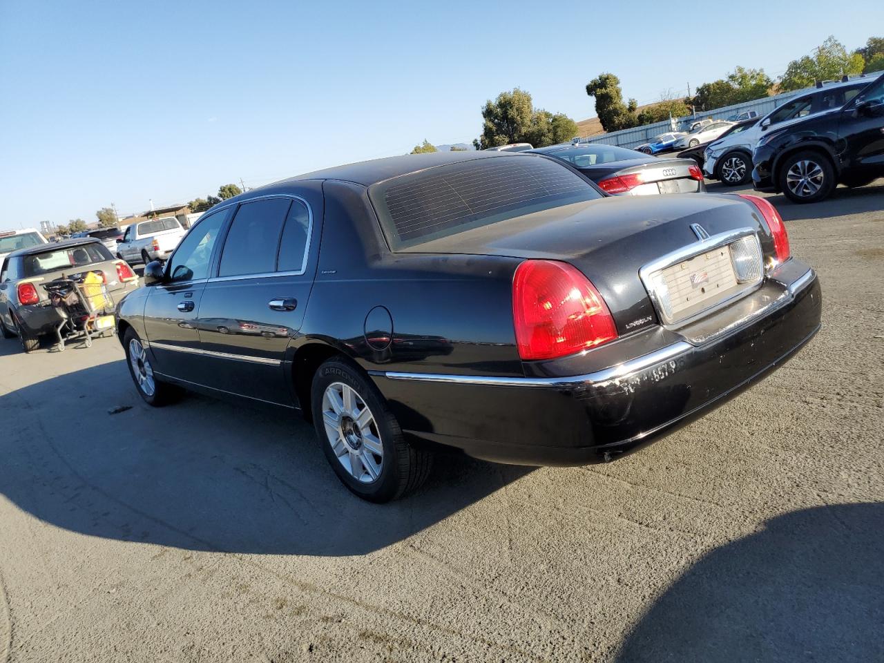 2010 Lincoln Town Car - Image 2