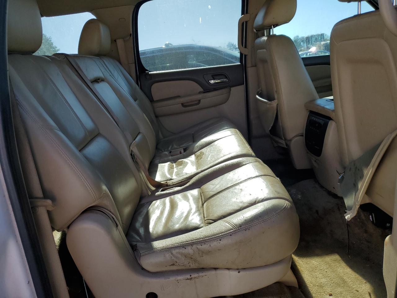 2011 Chevrolet Suburban - Image 11