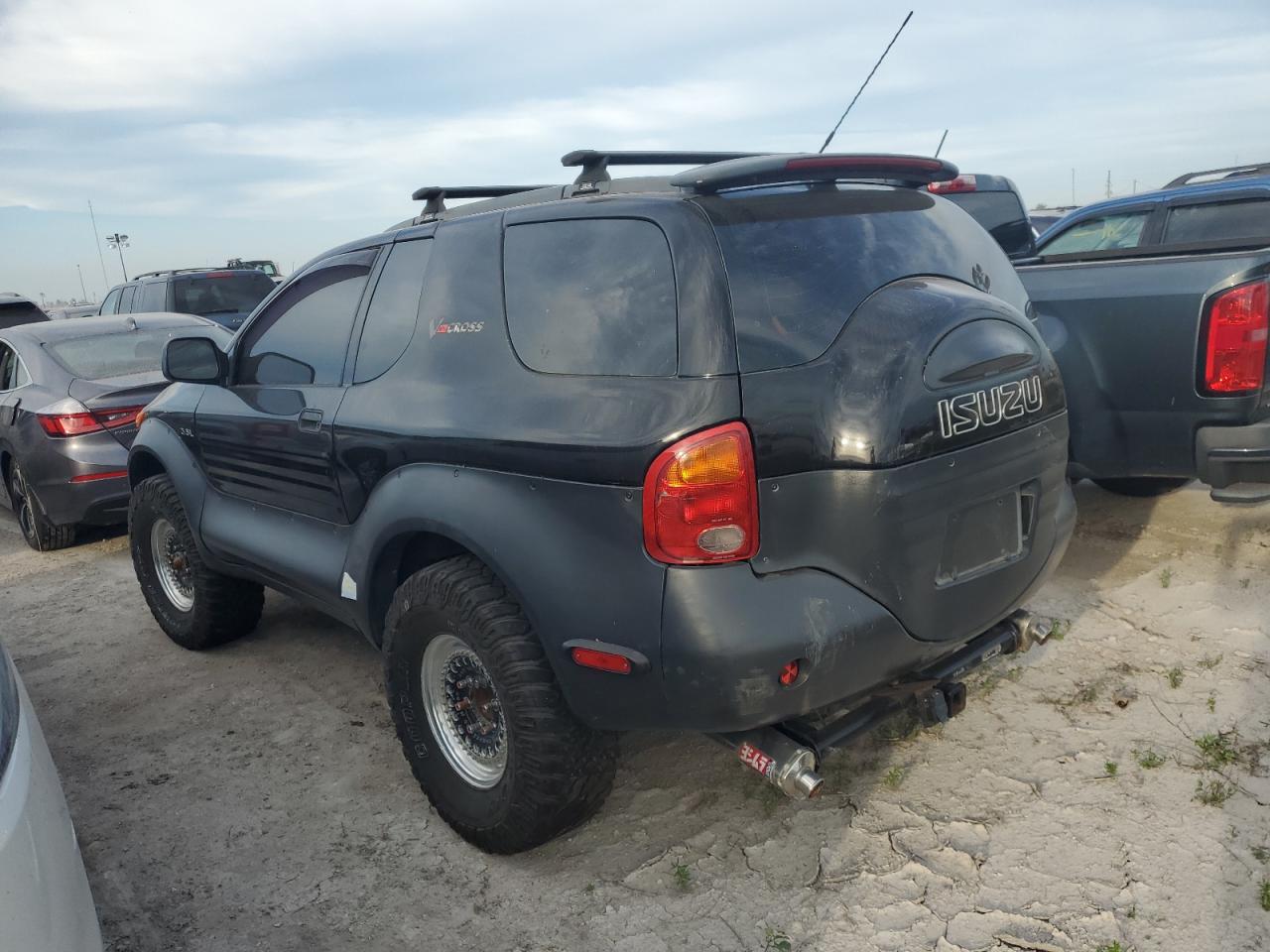 1999 Isuzu VehiCross - Image 2
