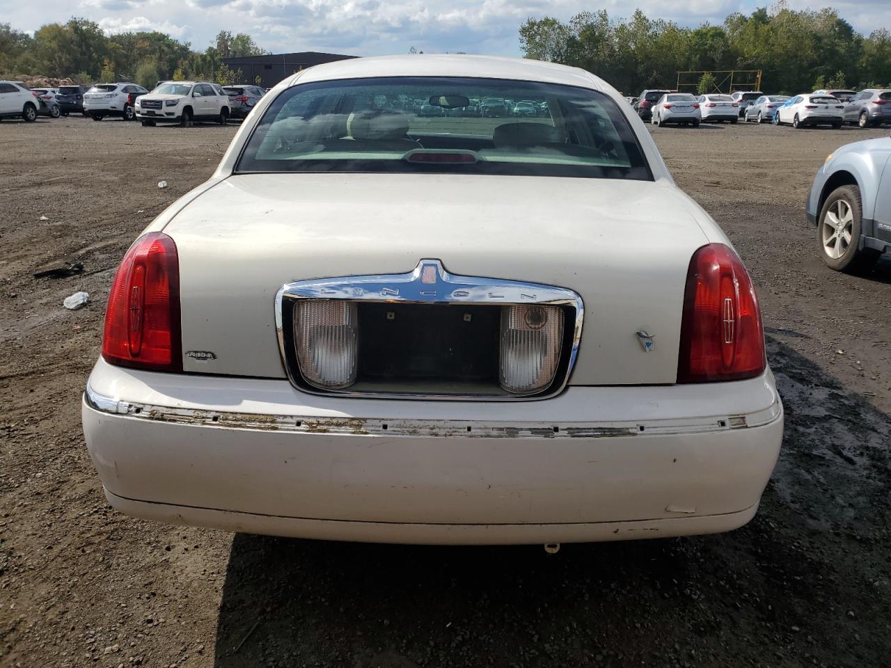 1LNHM82W22Y641836 2002 Lincoln Town Car Signature