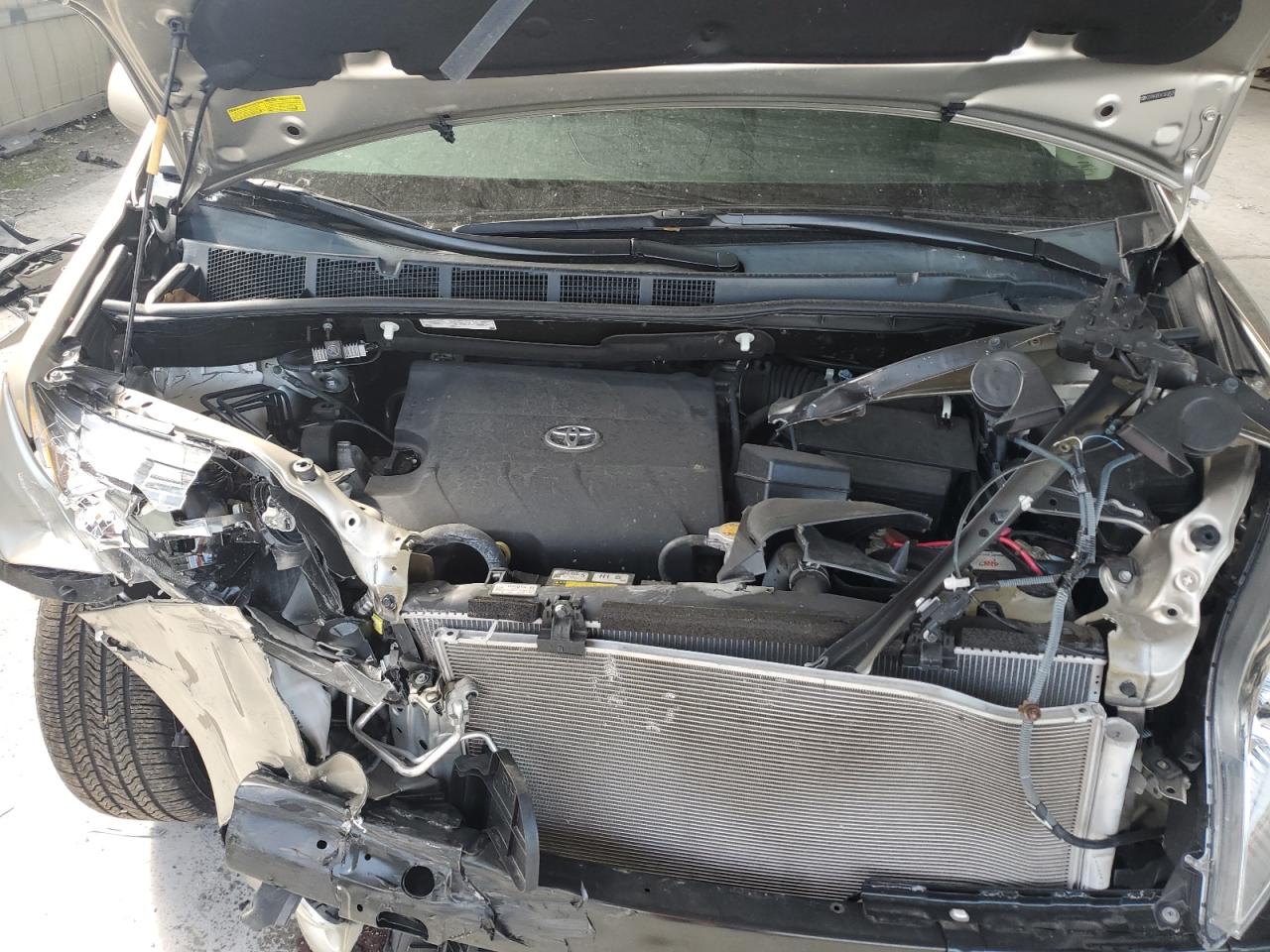 2015 Toyota Sienna - Image 12