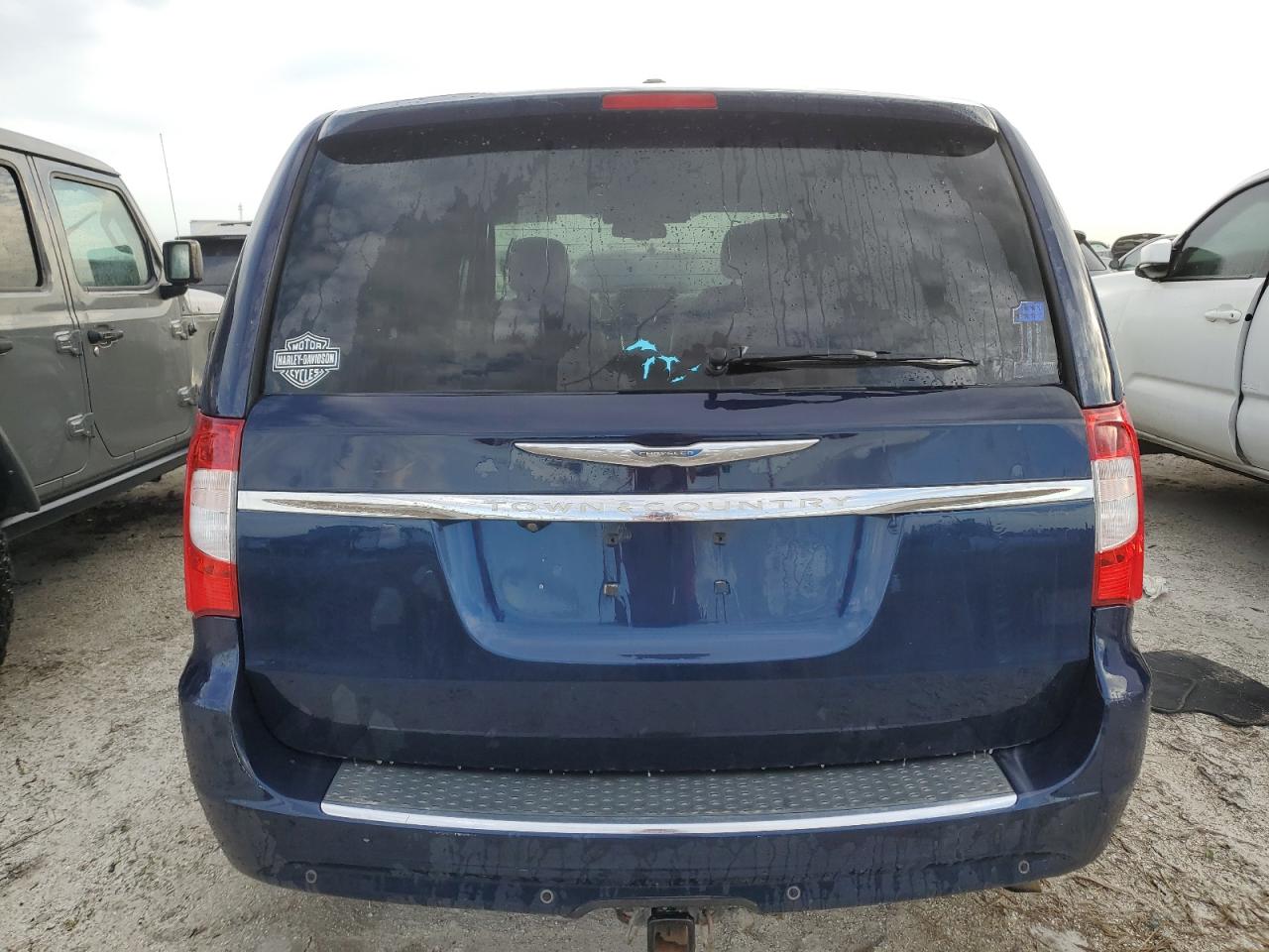 2012 Chrysler Town & Country - Image 6
