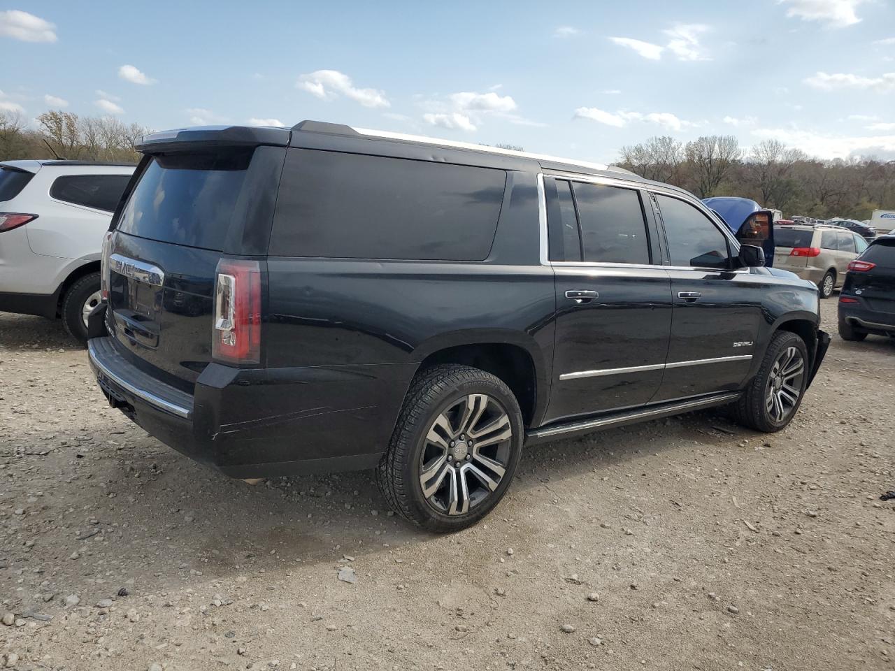 2016 GMC Yukon - Image 3