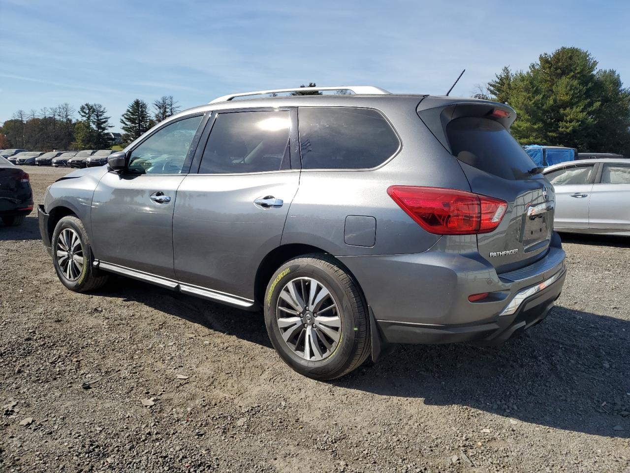 2017 Nissan Pathfinder - Image 2