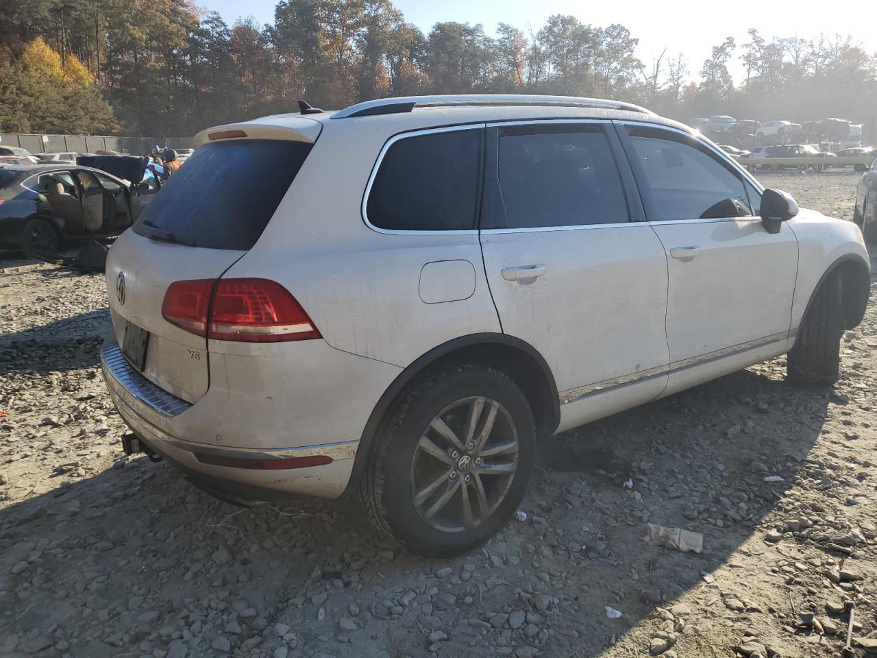 2019 Volkswagen Touareg - Image 3