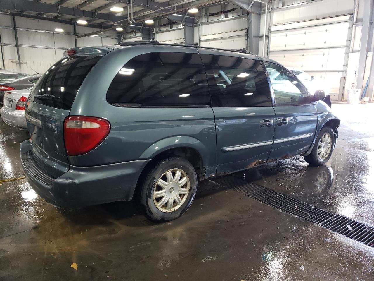 2005 Chrysler Town & Country - Image 3