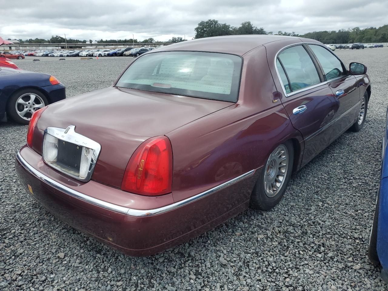 2001 Lincoln Town Car - Image 3