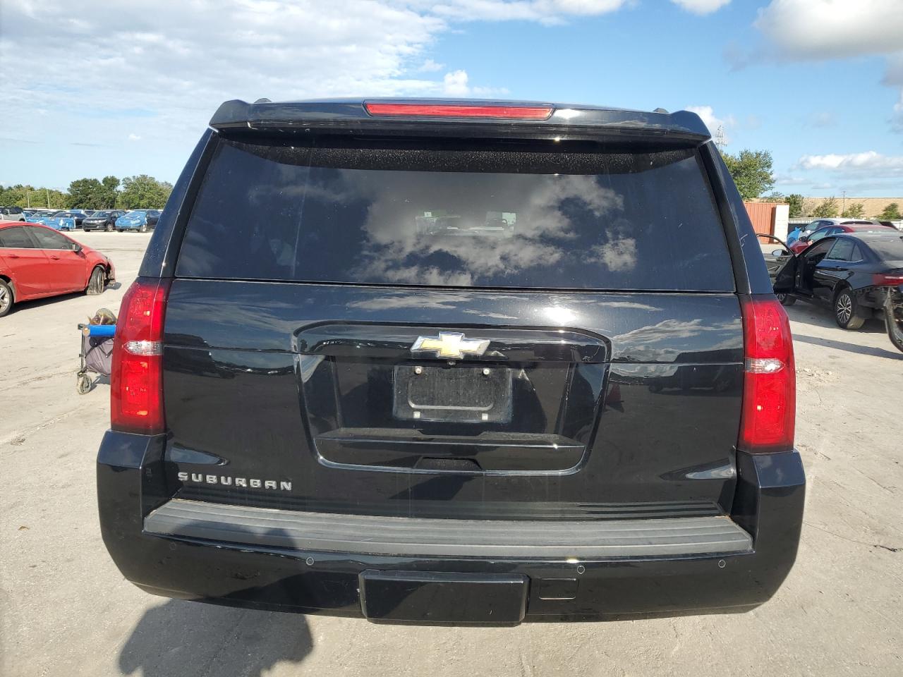 1GNSCHKC1JR275662 2018 Chevrolet Suburban C1500 Lt