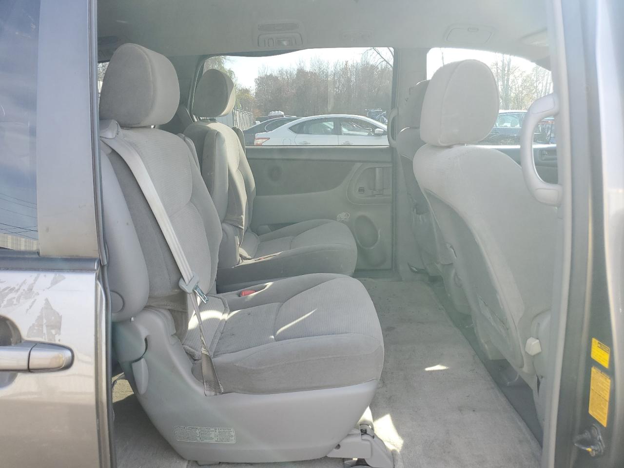 2004 Toyota Sienna - Image 11