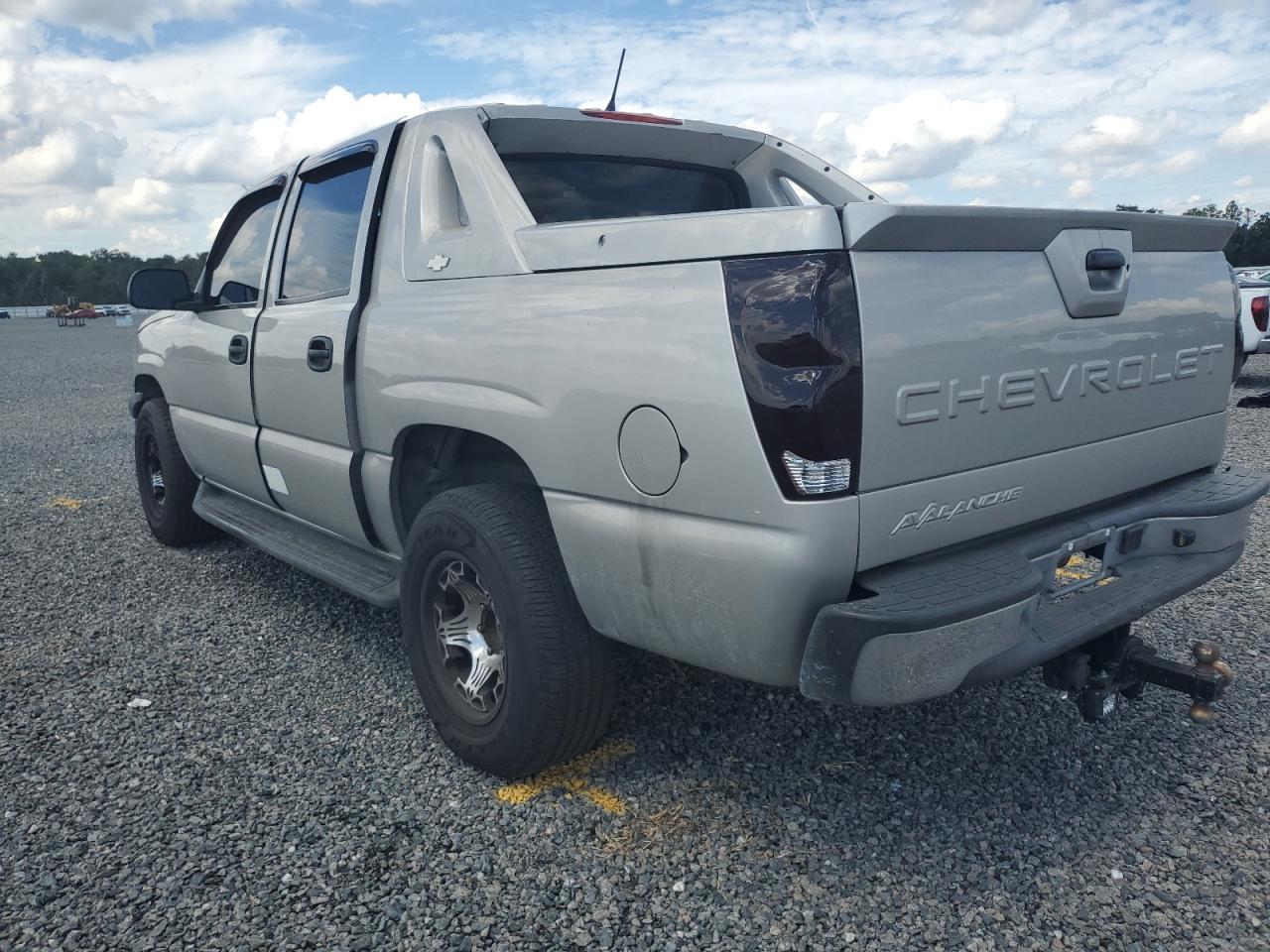 2004 Chevrolet Avalanche - Image 2