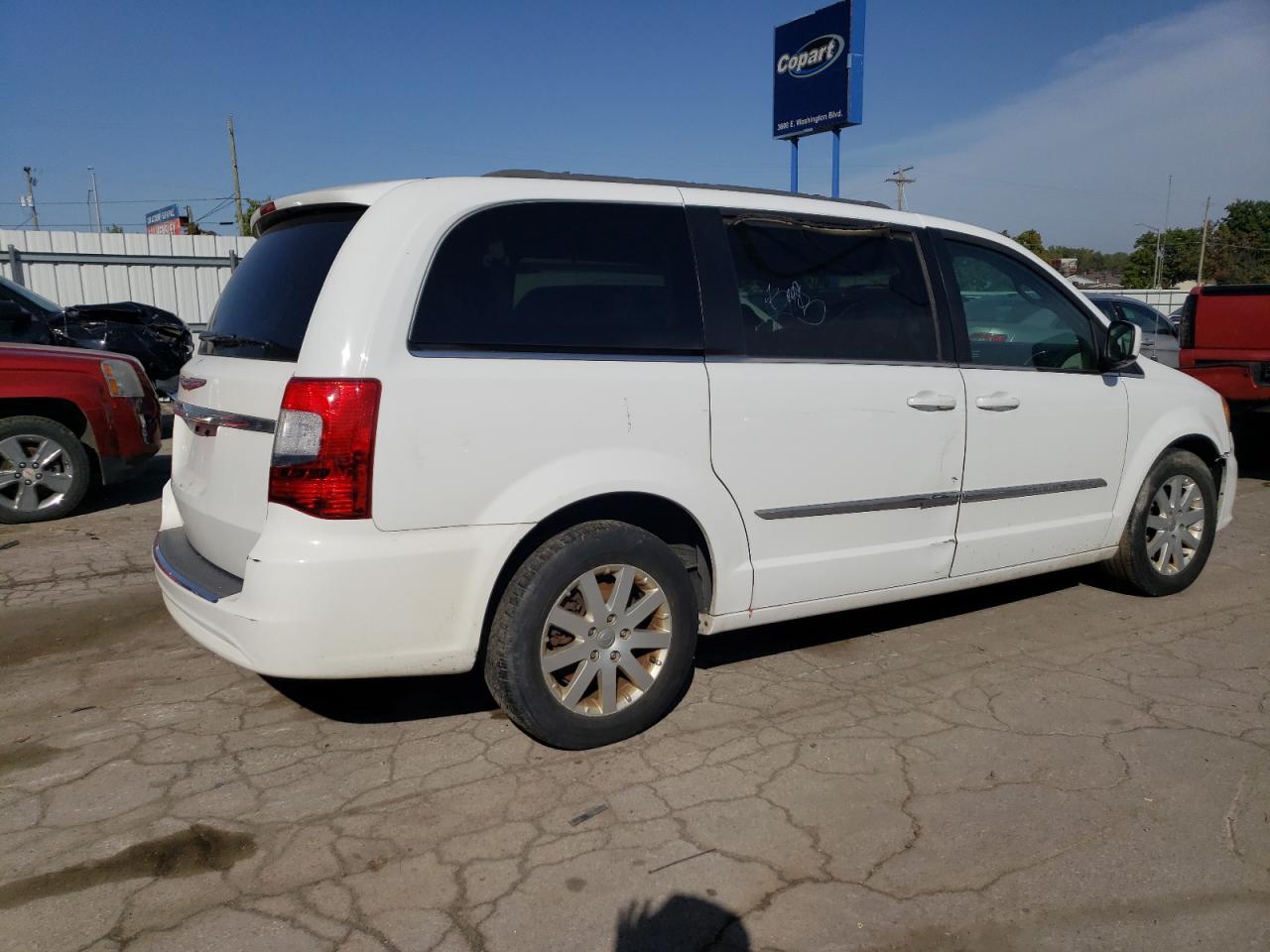 2016 Chrysler Town & Country - Image 3