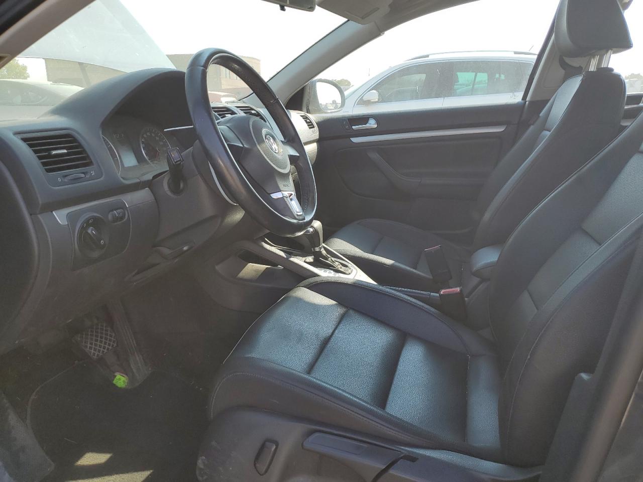2010 Volkswagen Jetta - Image 7