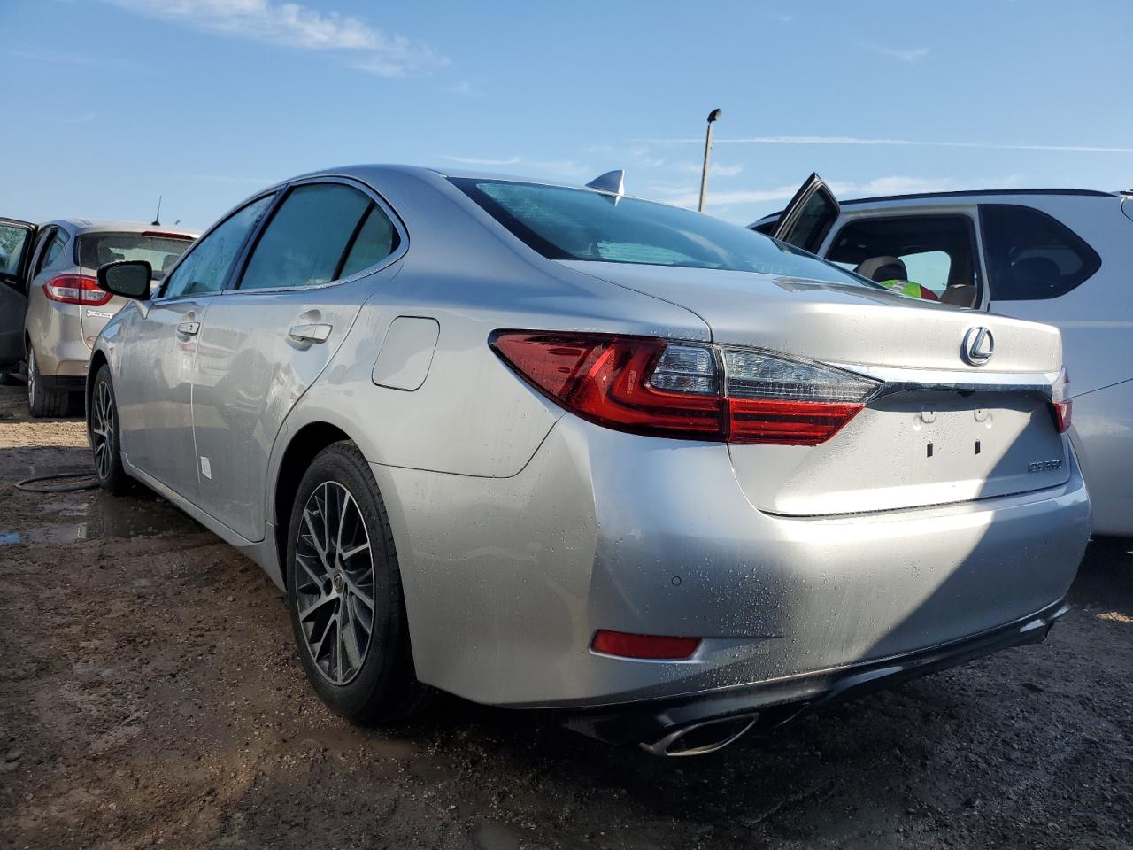 2016 Lexus ES - Image 2