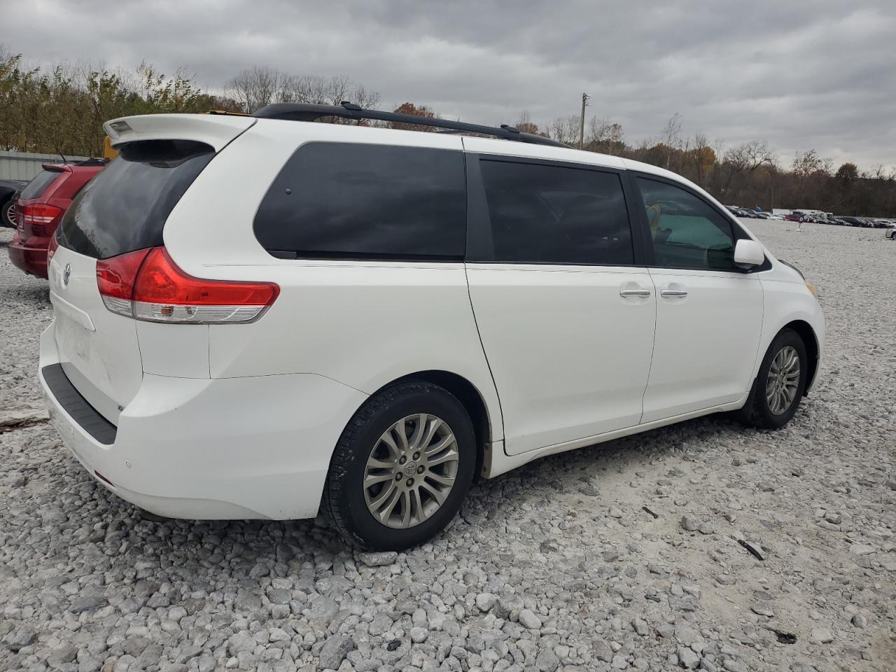 2012 Toyota Sienna - Image 3