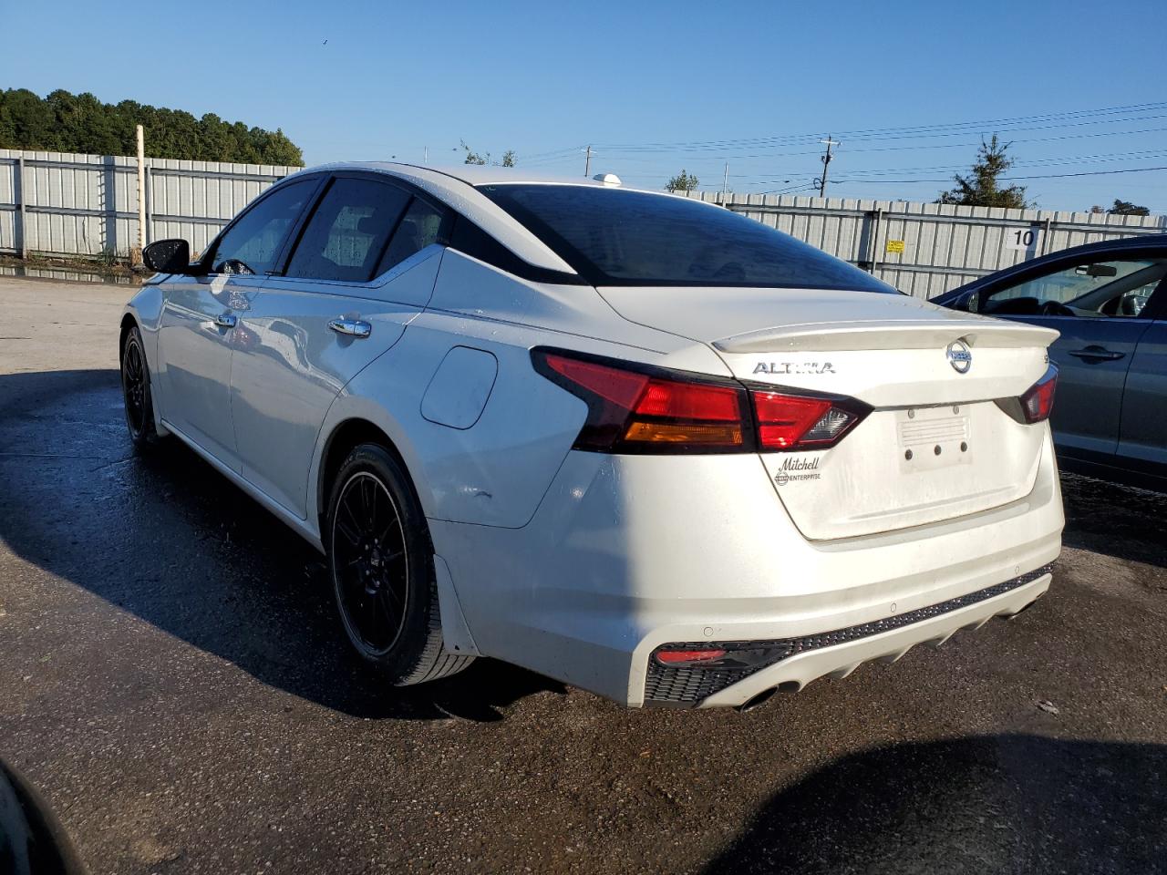 2019 Nissan Altima - Image 2