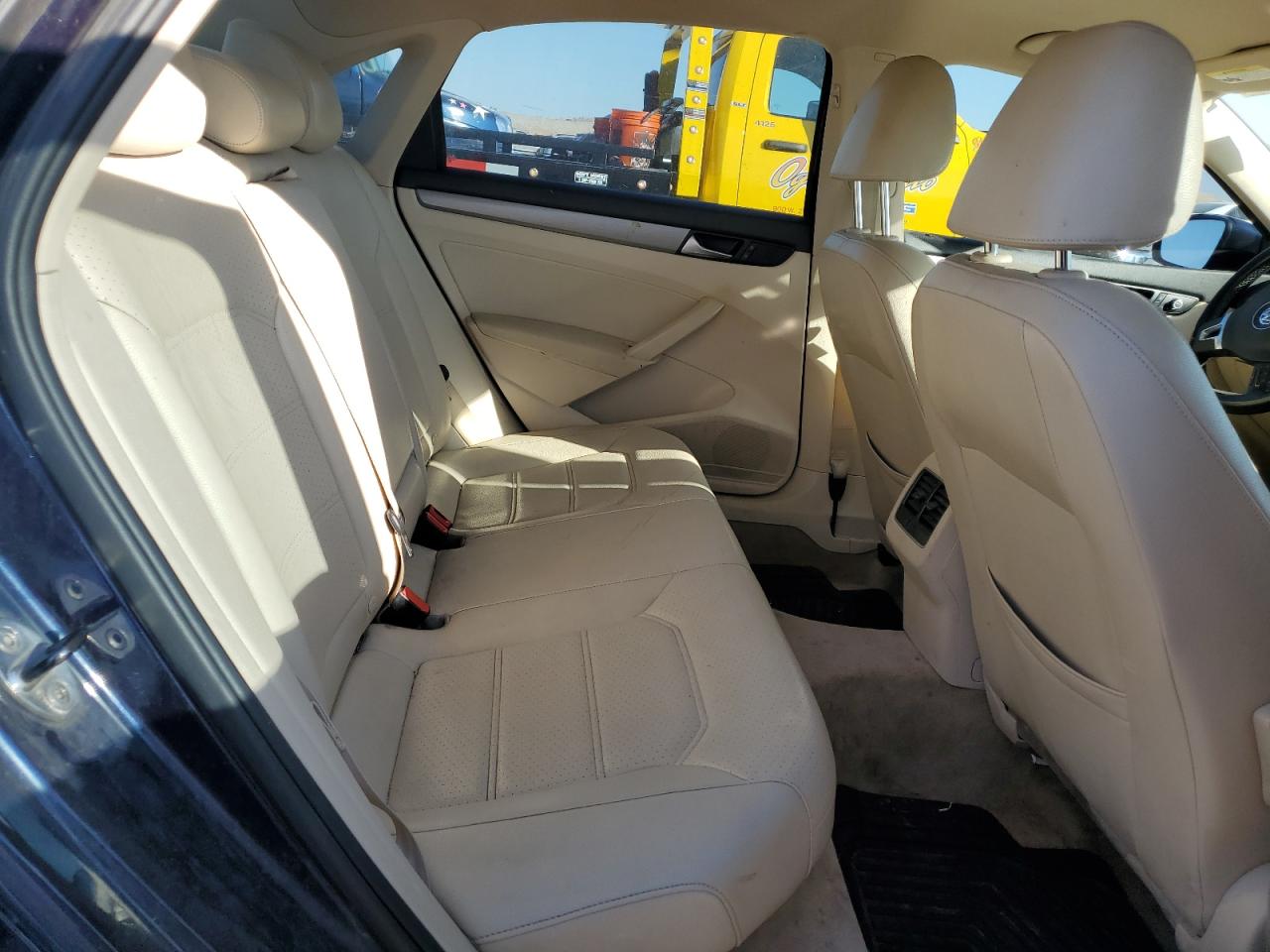 2014 Volkswagen Passat - Image 10