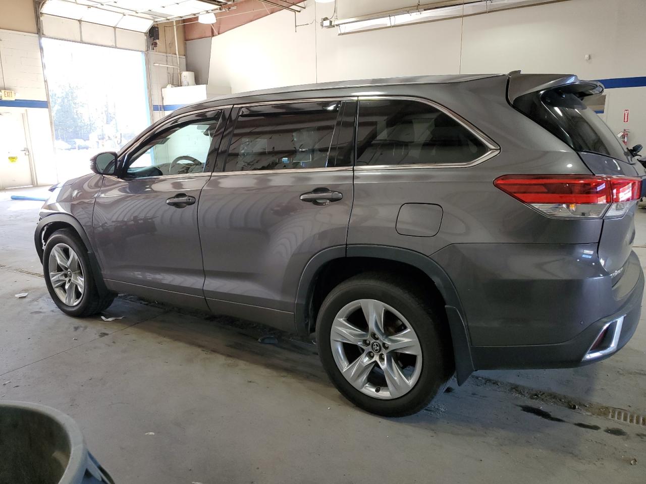 2018 Toyota Highlander - Image 2