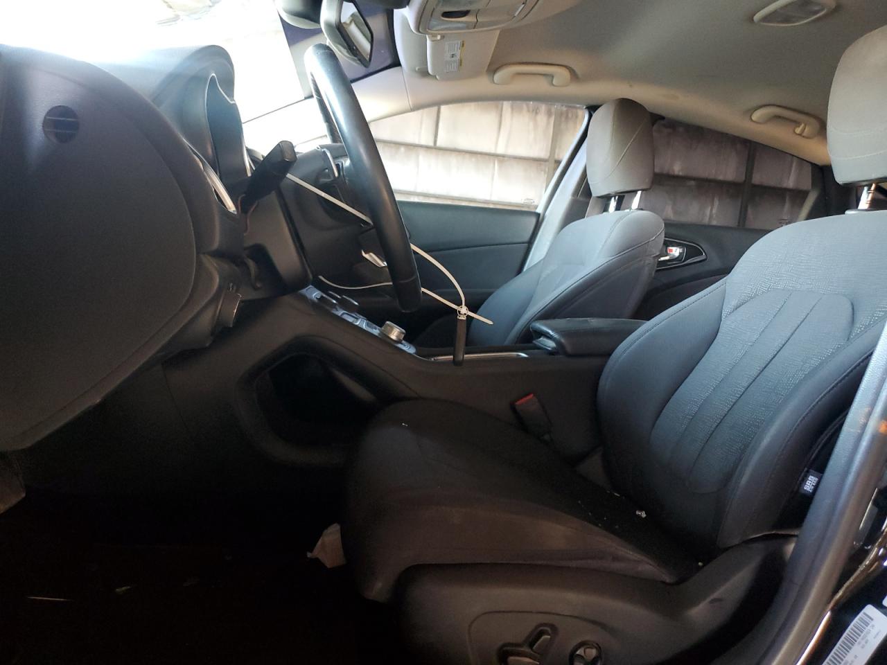 2016 Chrysler 200 - Image 7