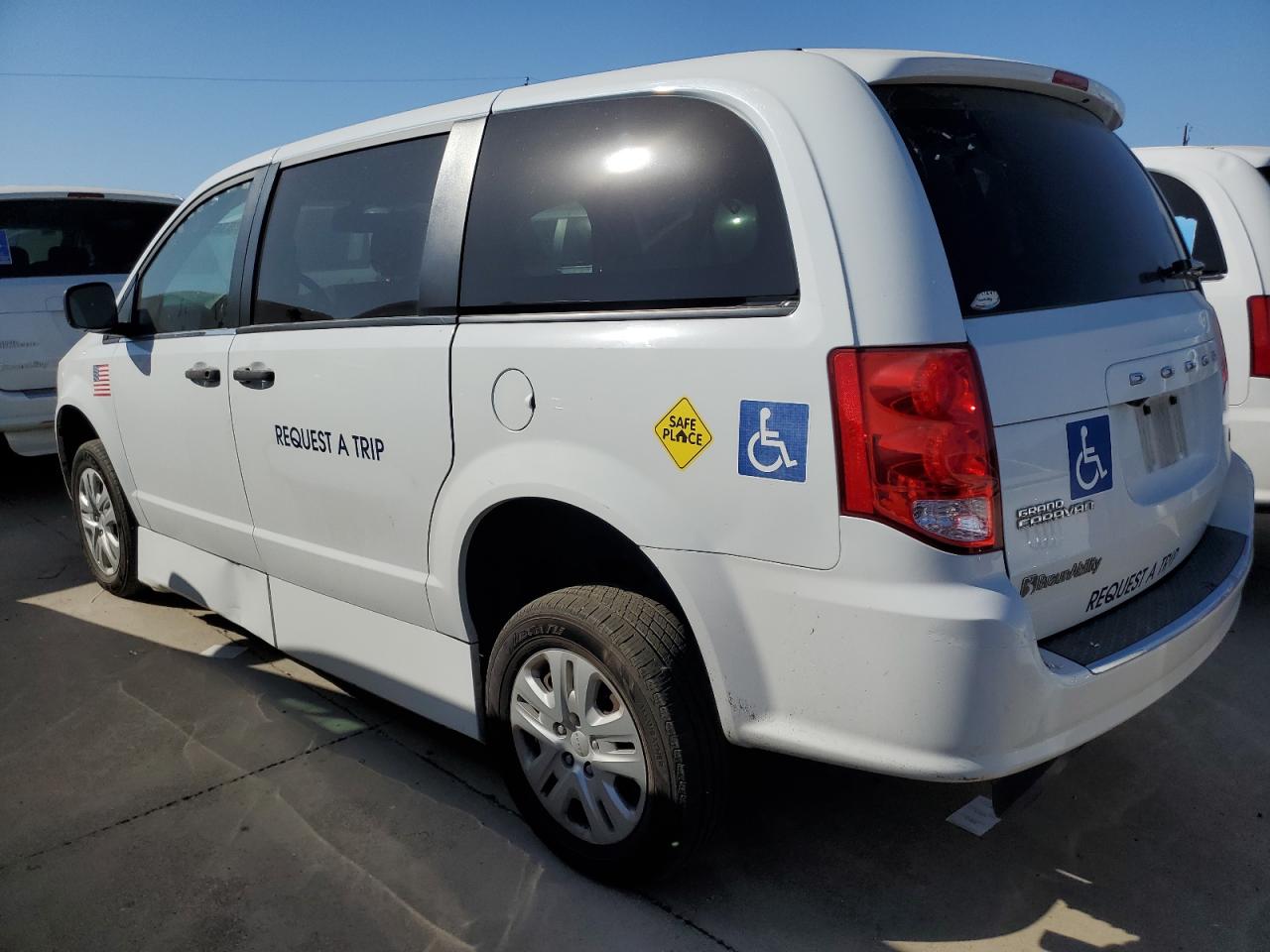2019 Dodge Caravan - Image 2