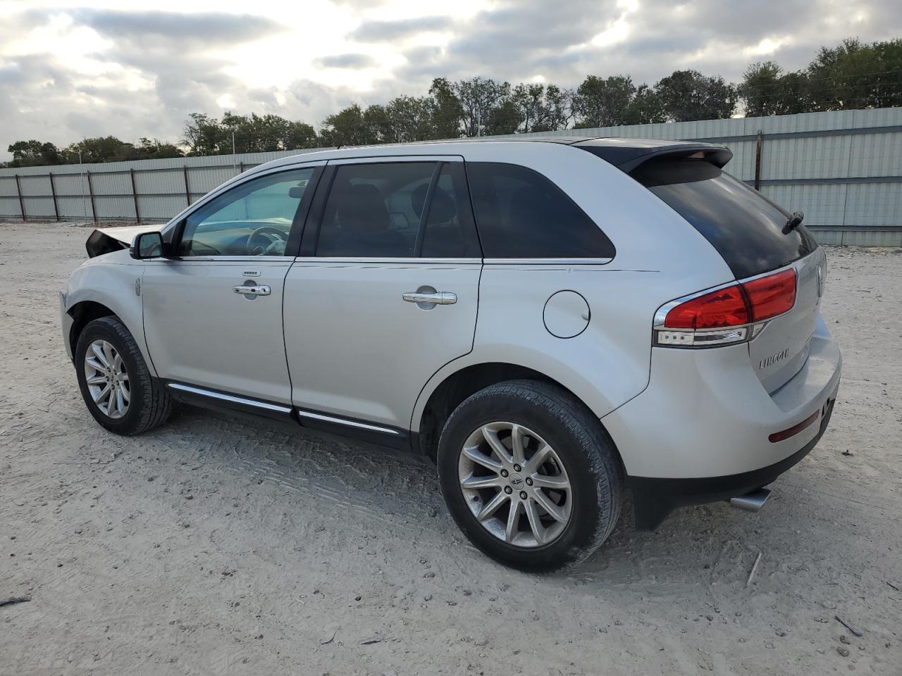 2013 Lincoln MKX - Image 2