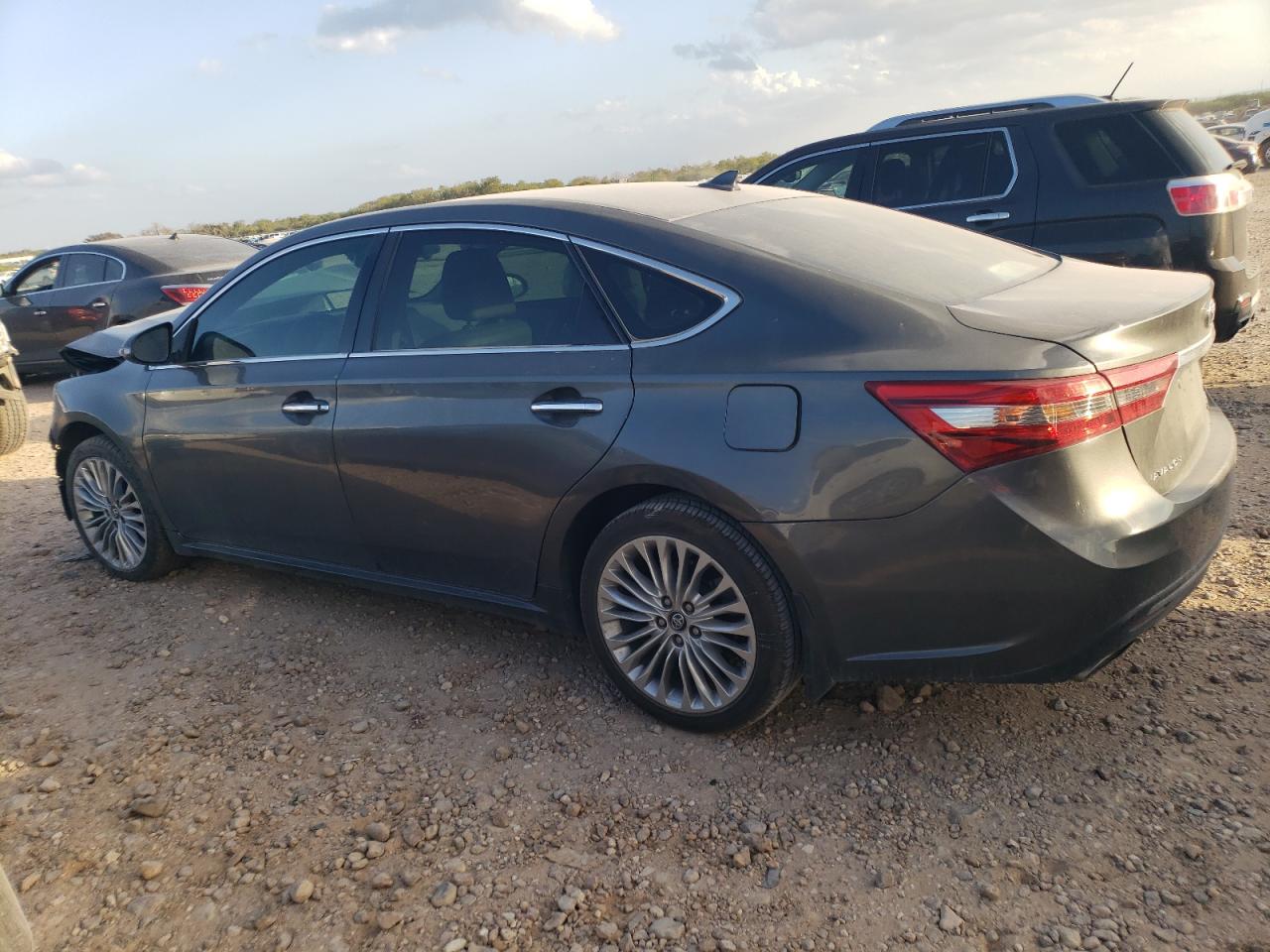 2017 Toyota Avalon - Image 2