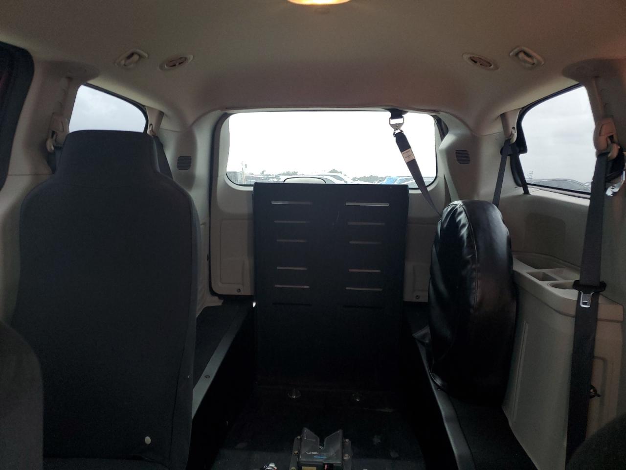 2015 Dodge Caravan - Image 10