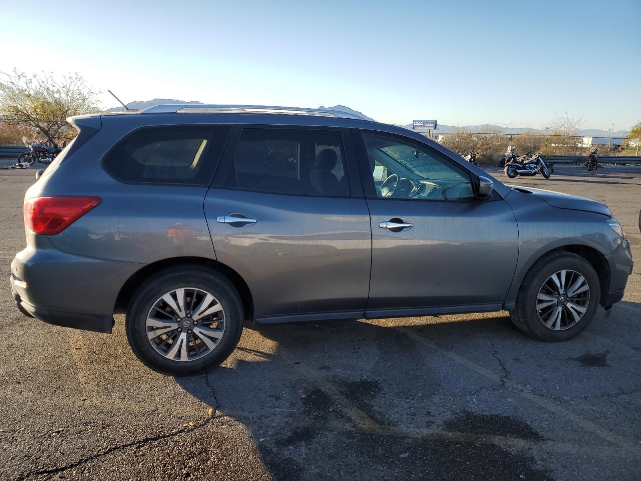 2017 Nissan Pathfinder - Image 3