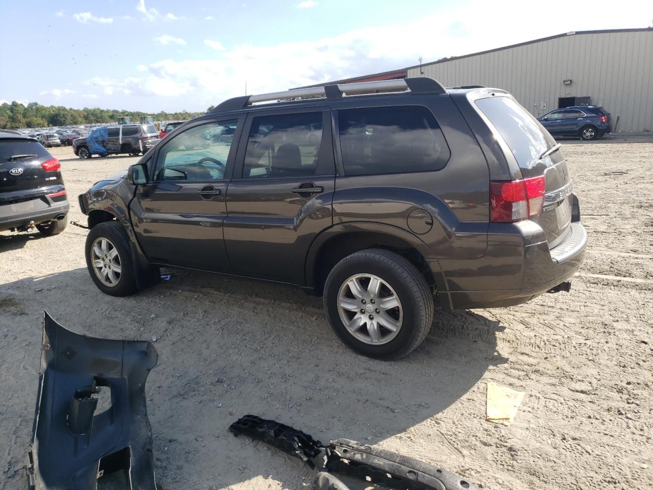 2011 Mitsubishi Endeavor - Image 2