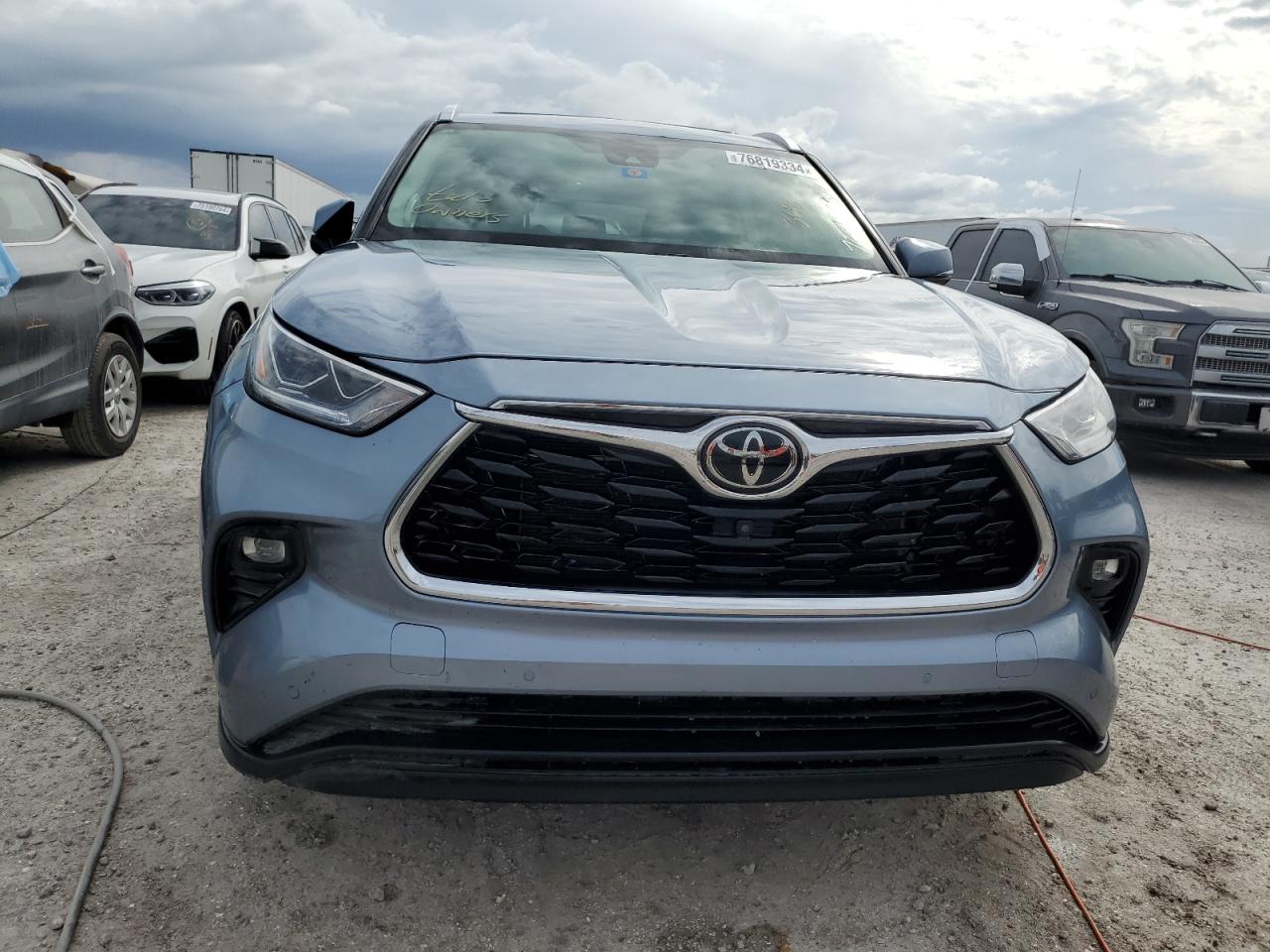 2022 Toyota Highlander - Image 5