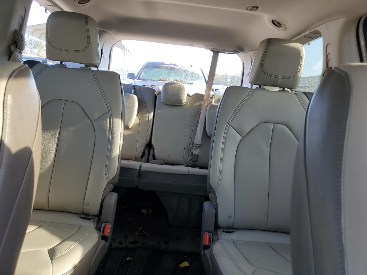 2017 Chrysler Pacifica - Image 10
