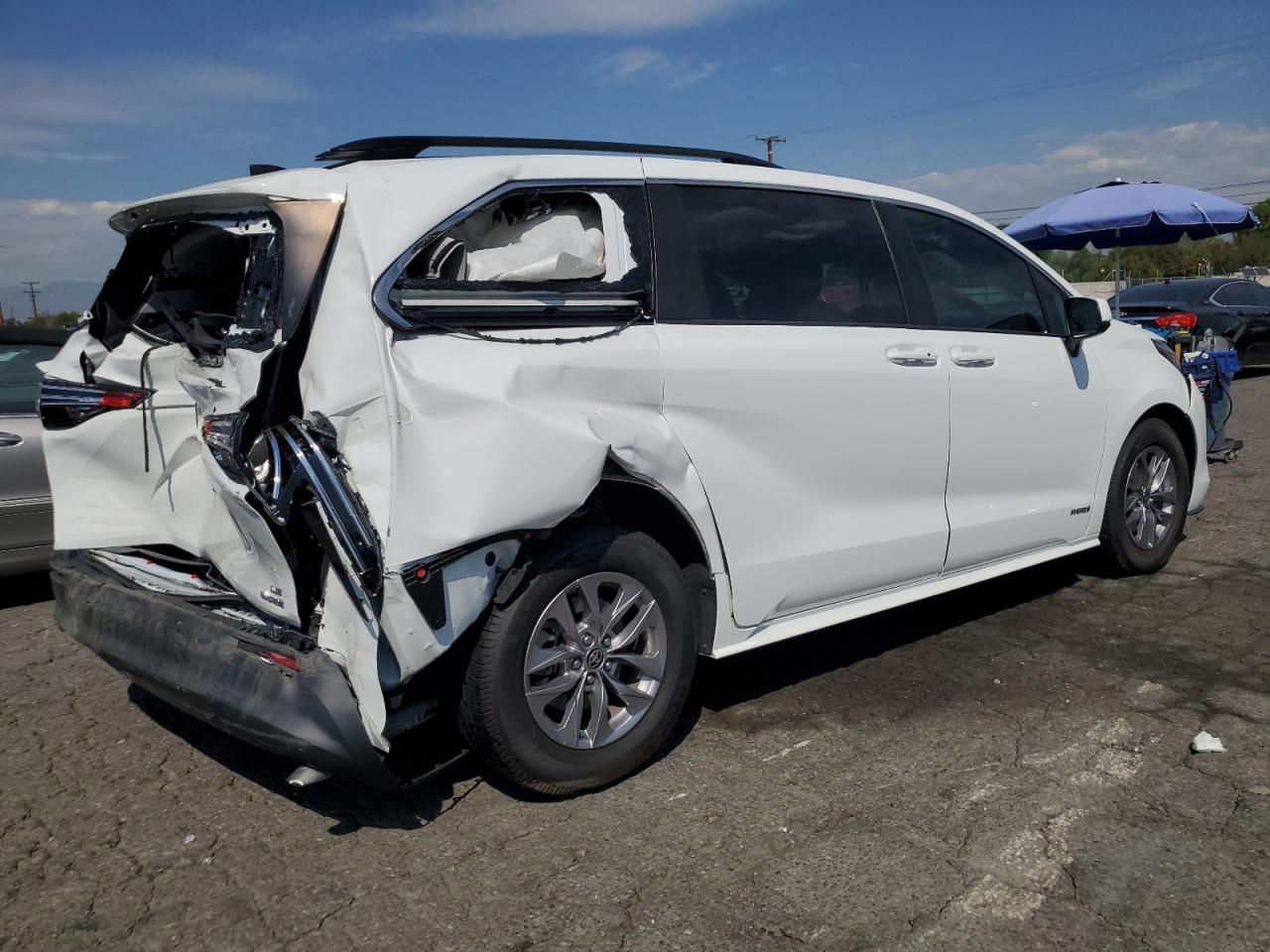 2021 Toyota Sienna - Image 3