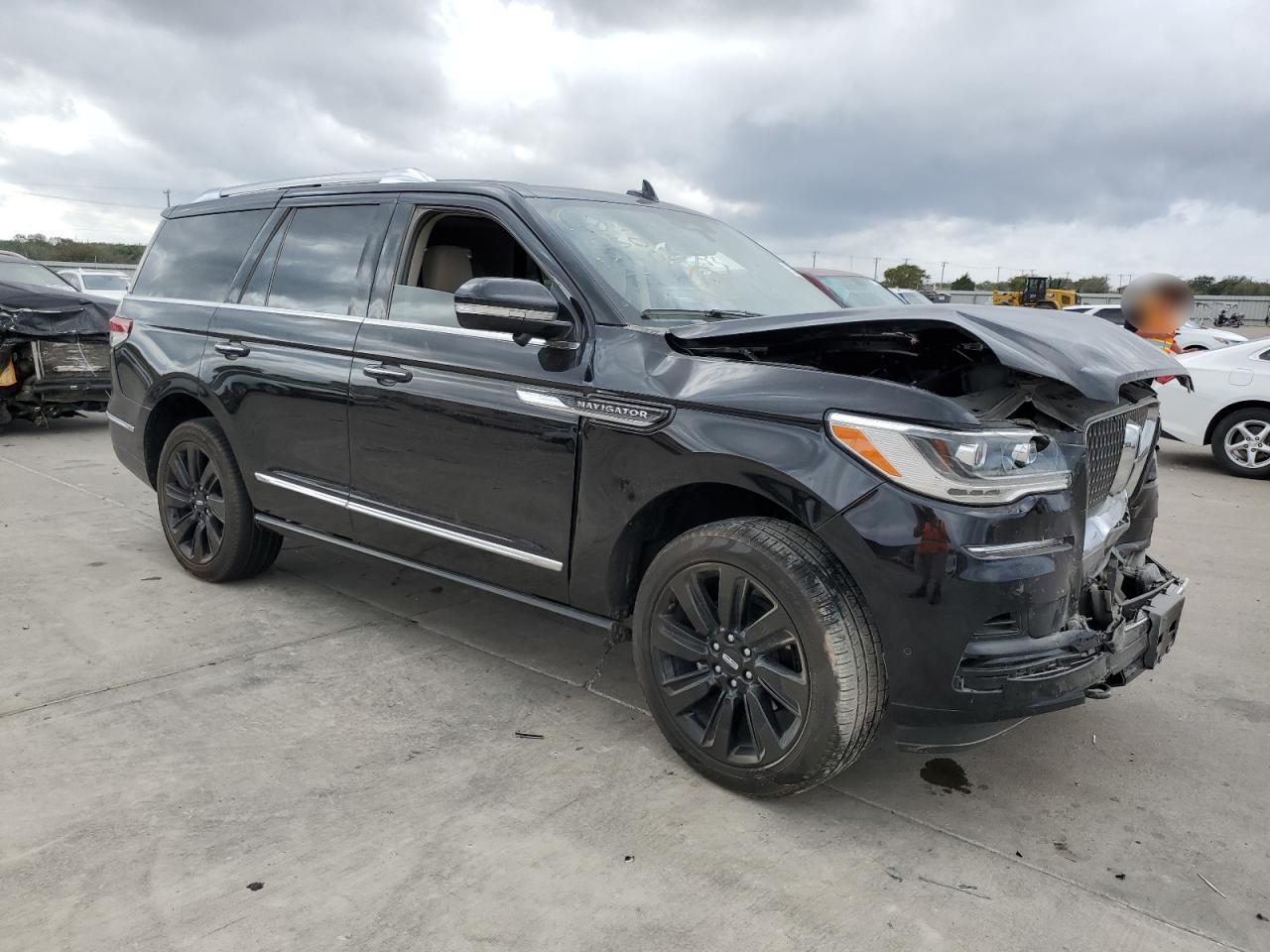 2023 Lincoln Navigator - Image 4