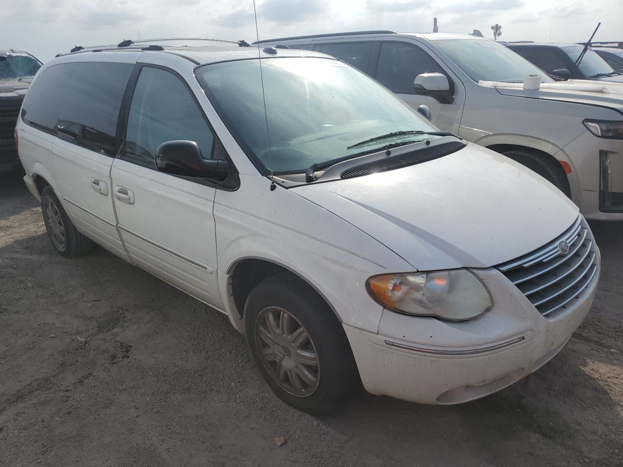 2005 Chrysler Town & Country - Image 4