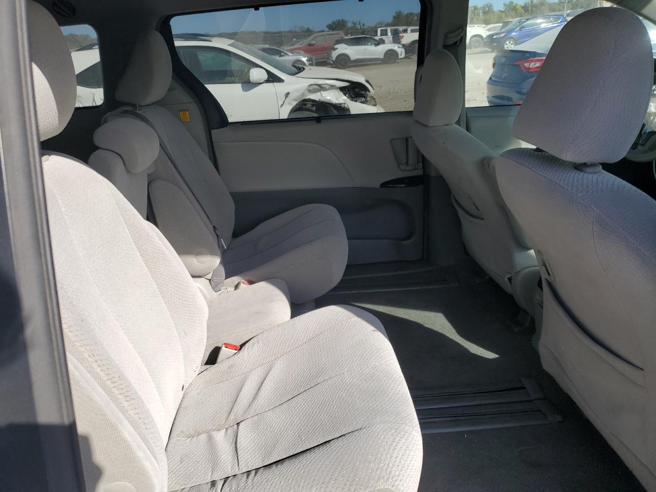 2011 Toyota Sienna - Image 12