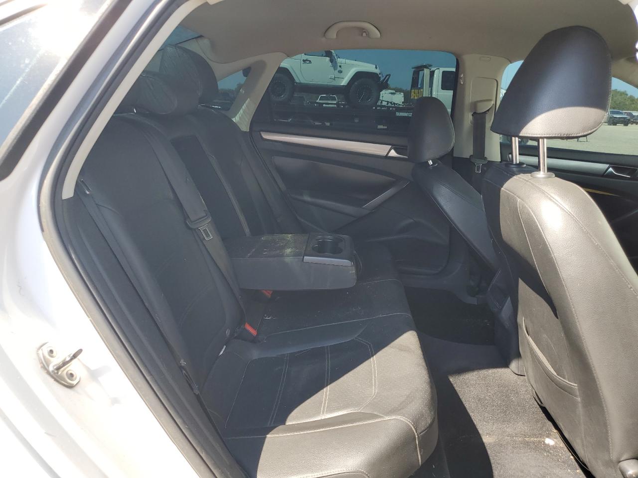 2014 Volkswagen Passat - Image 10