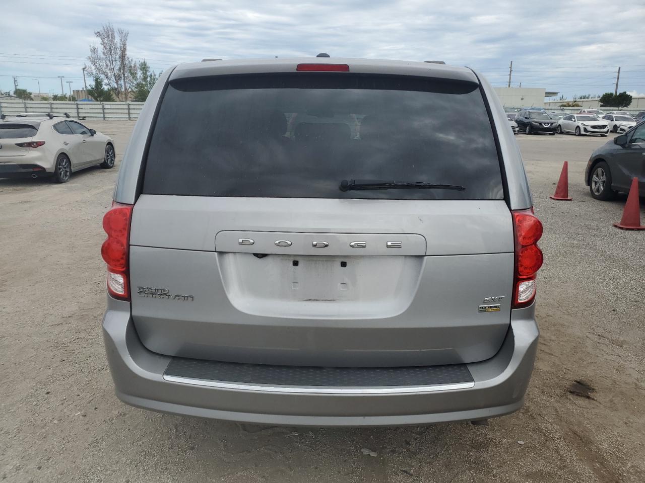 2C4RDGCG8JR216232 2018 Dodge Grand Caravan Sxt