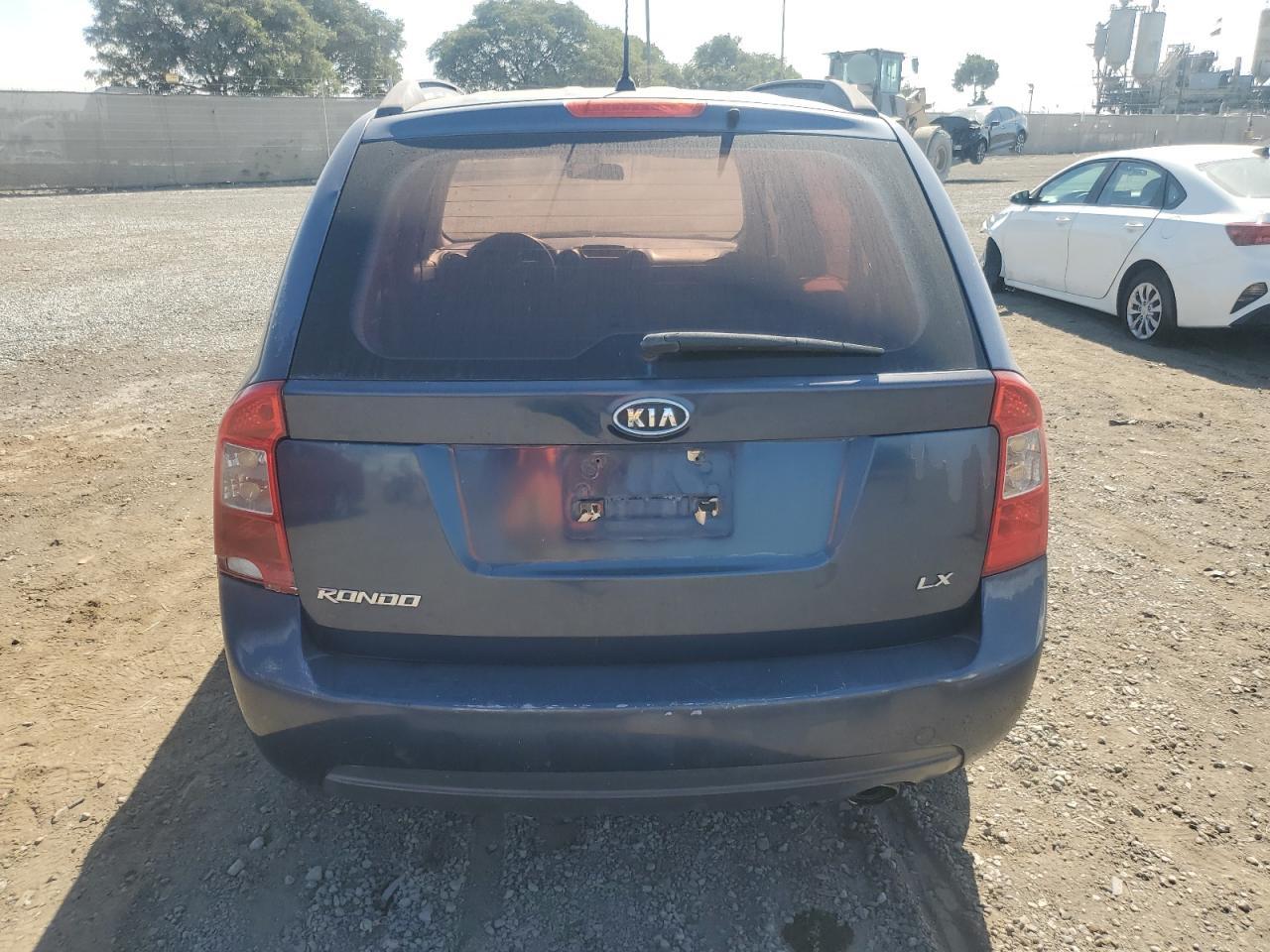 2007 Kia Rondo Base VIN: KNAFG525377090402 Lot: 74997594