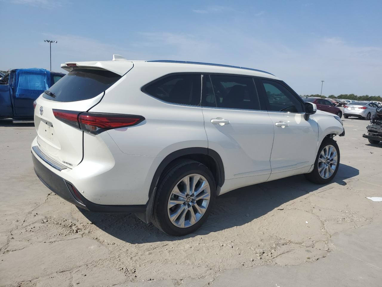 2021 Toyota Highlander - Image 3