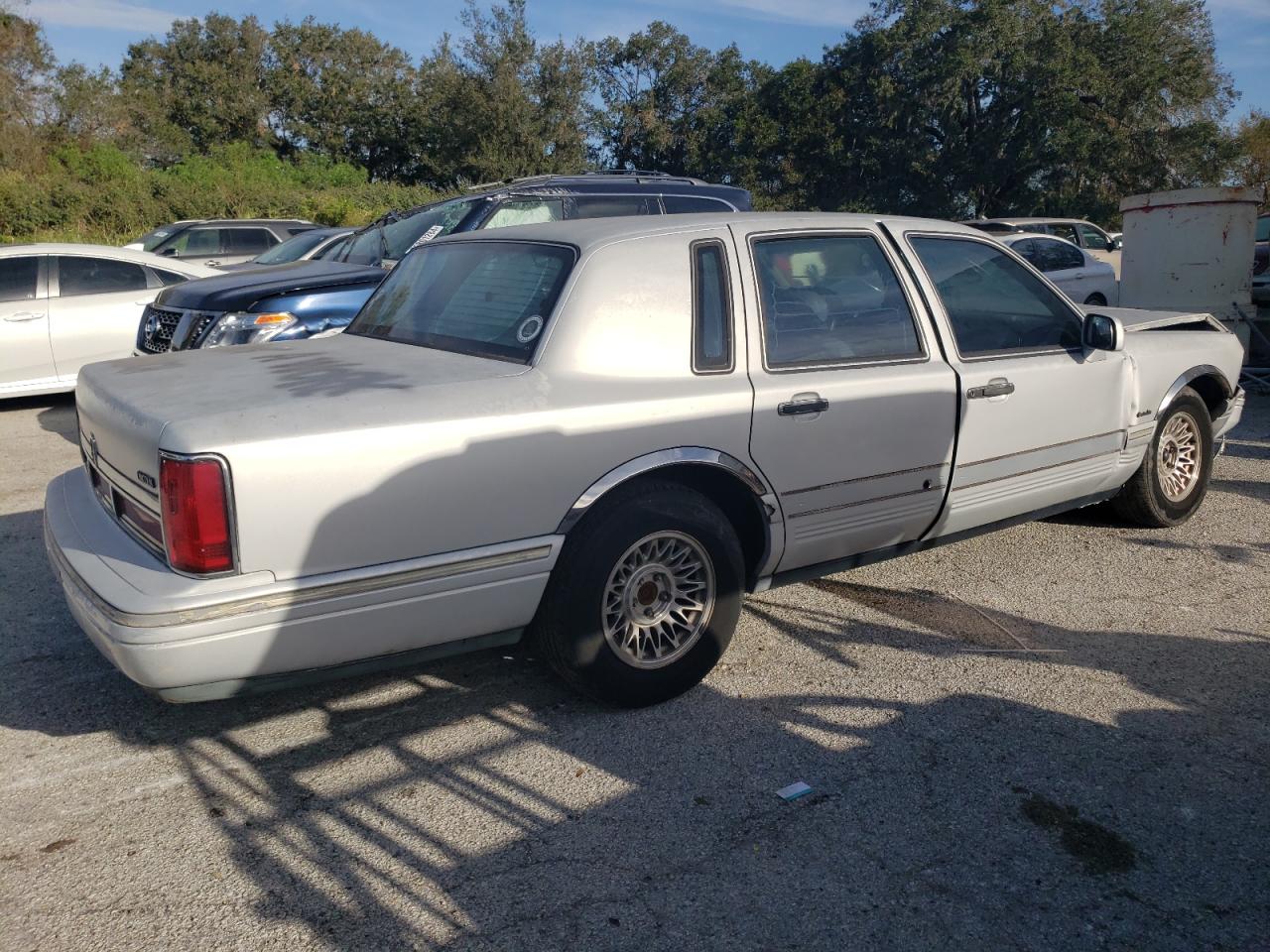 1997 Lincoln Town Car - Image 3