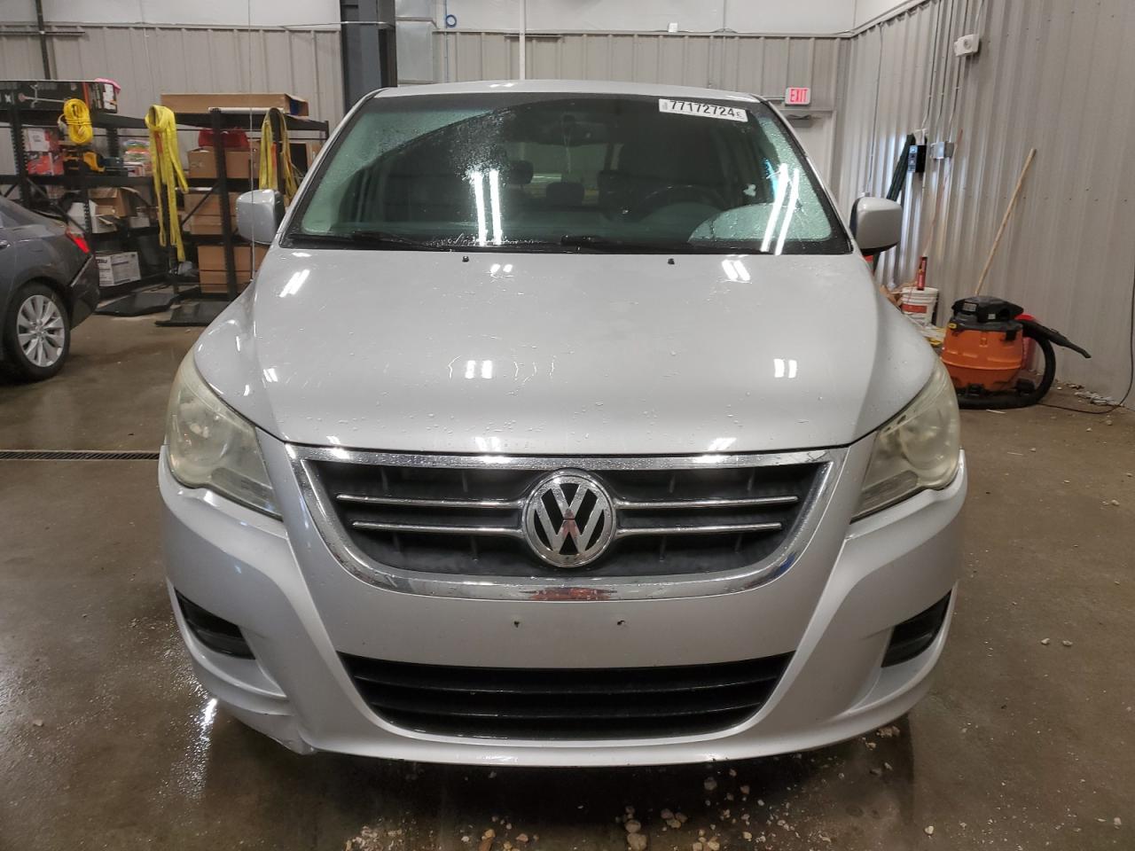 2010 Volkswagen Routan - Image 5