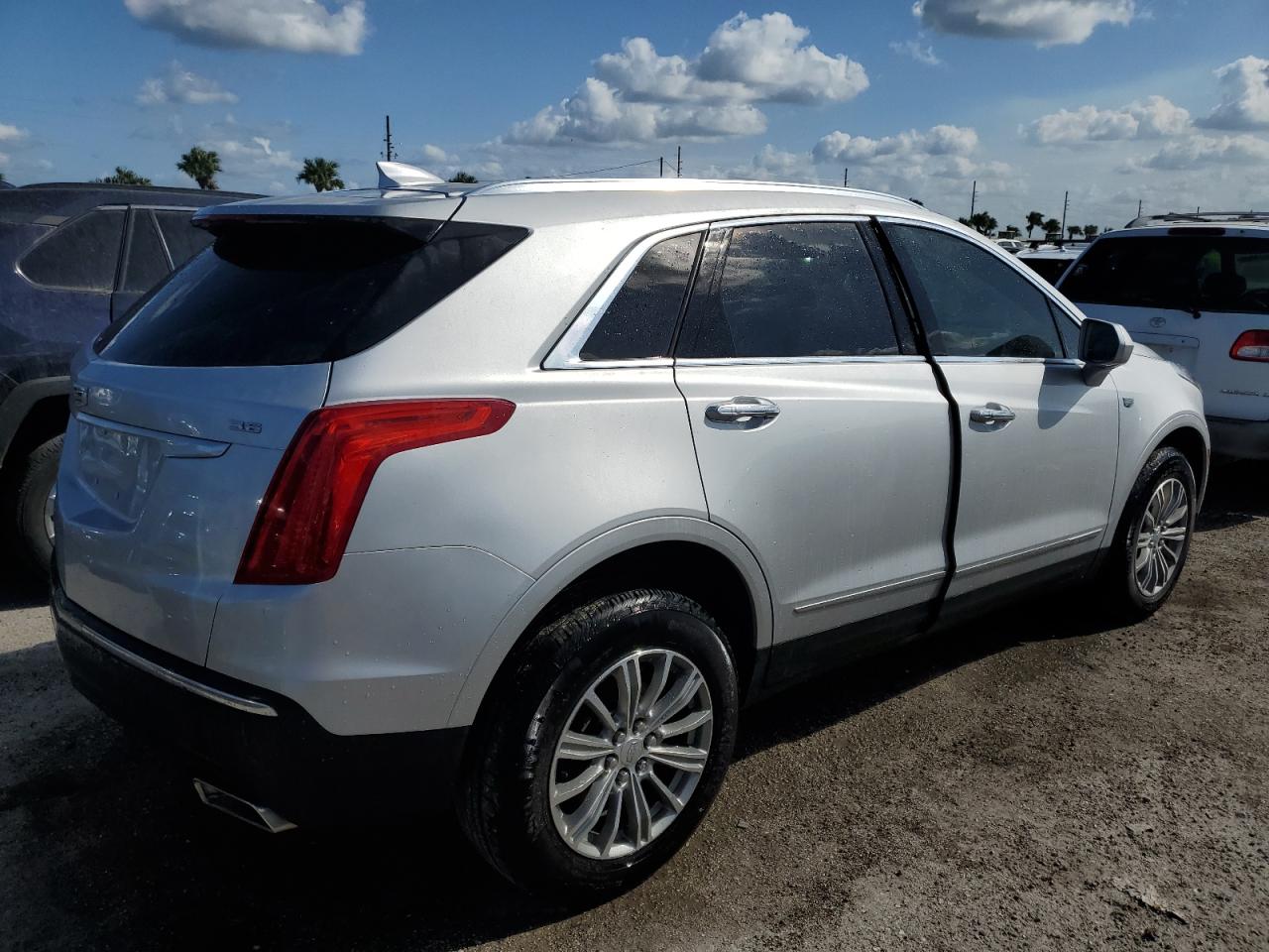 VIN 1GYKNCRS7KZ193238 2019 CADILLAC XT5 no.3