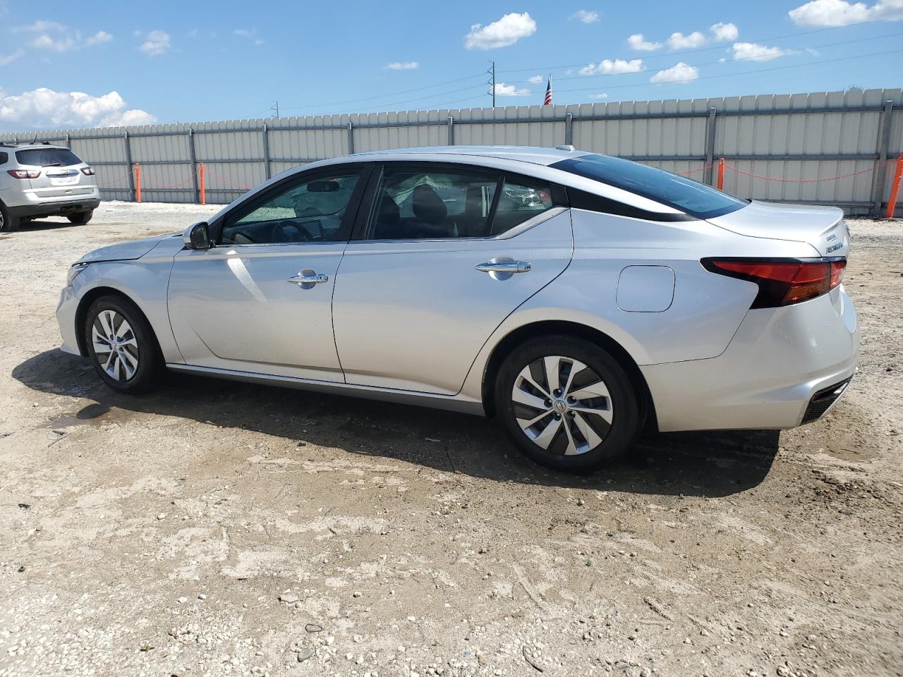 2019 Nissan Altima - Image 2