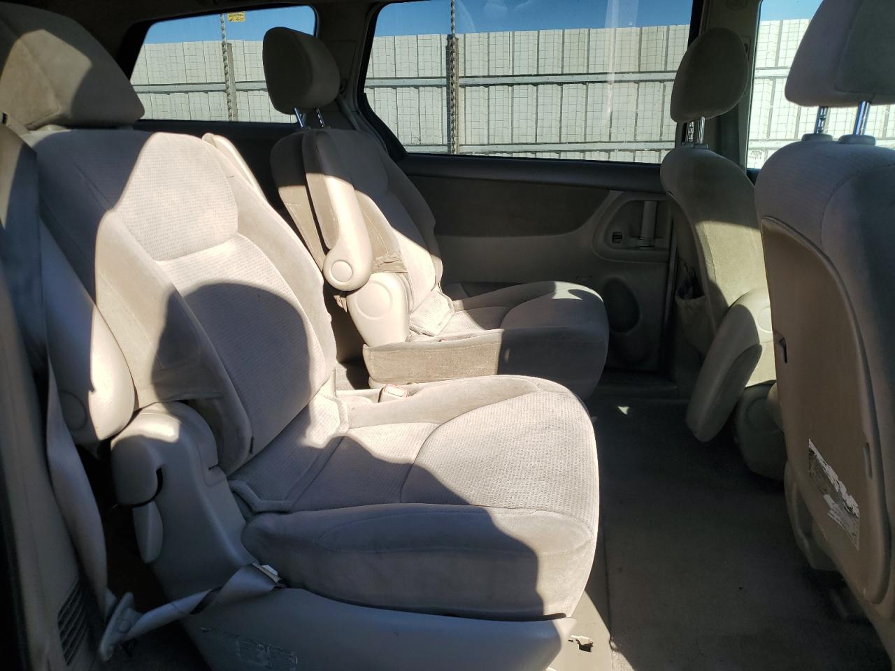 2004 Toyota Sienna - Image 11
